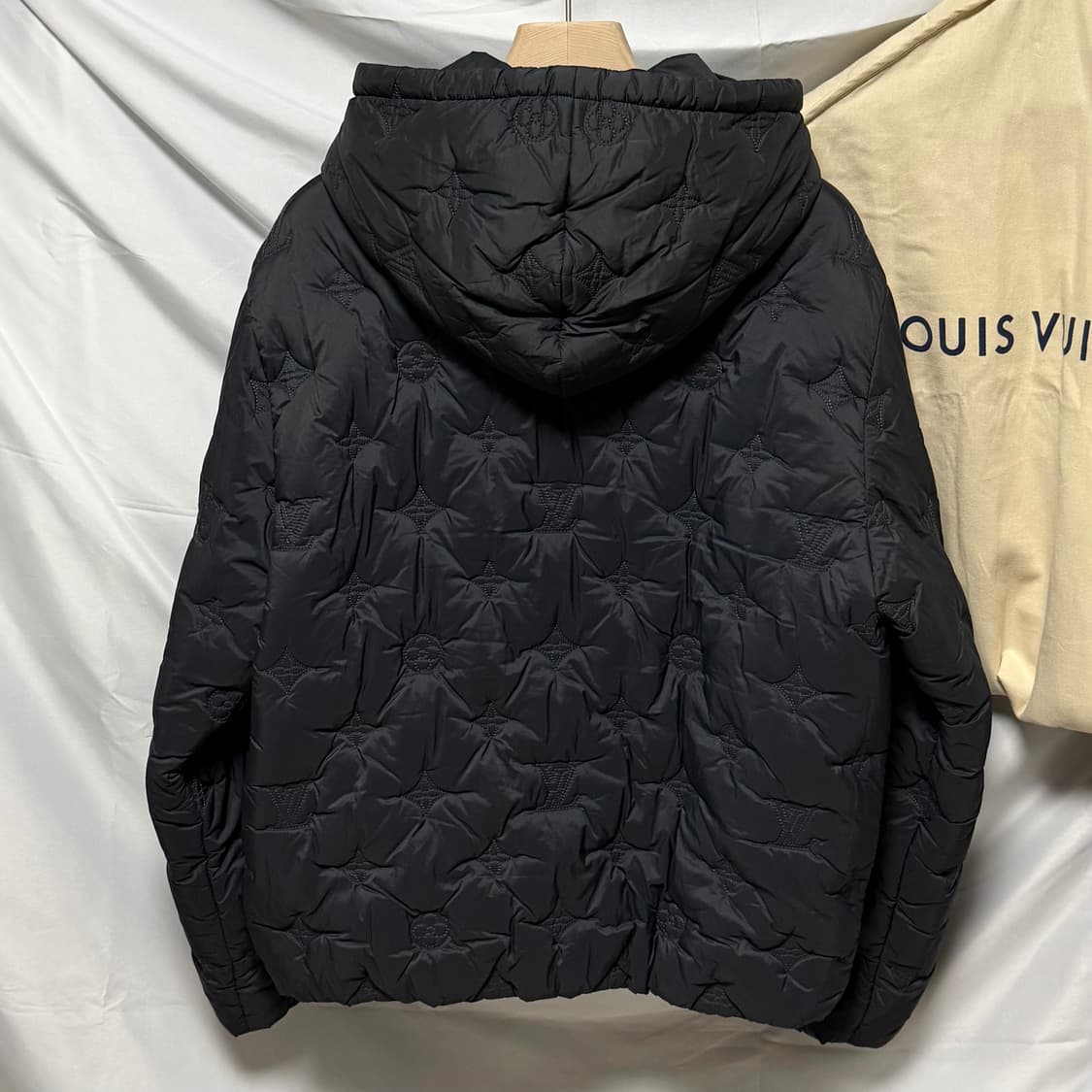 [S+급/48] 루이비통 모노그램 퀄티드 후드 패딩 자켓 블랙 상품이미지4