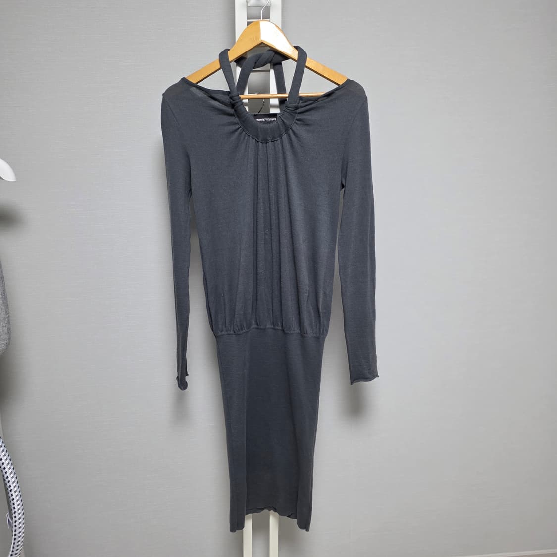 엠포리오 알마니 그레이 색상  홀더넥 긴팔 원피스 그레이 상품이미지1