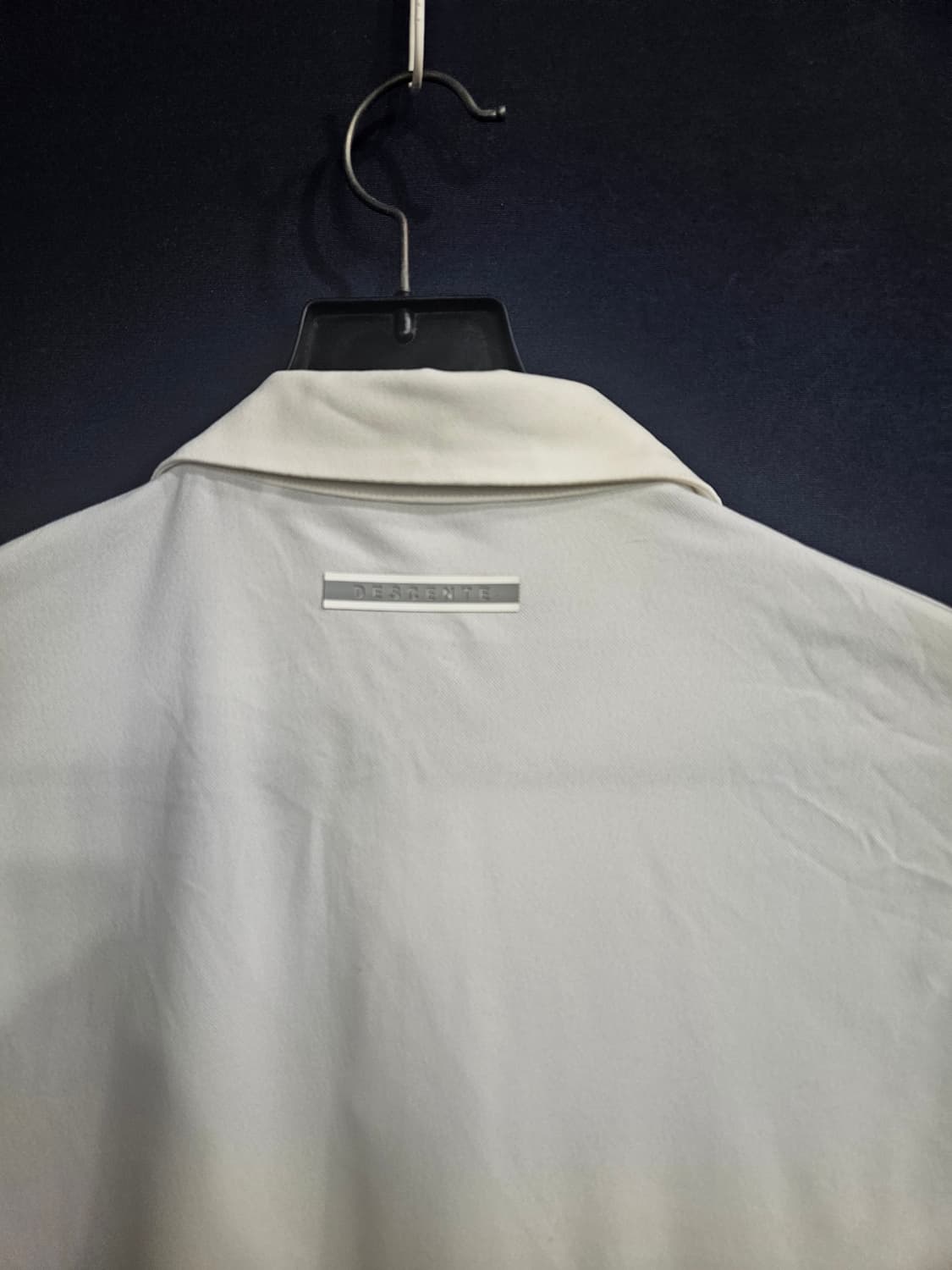 데상트 문양 화이트 남성 슬림핏 100 골프 카라긴팔티  상품이미지8