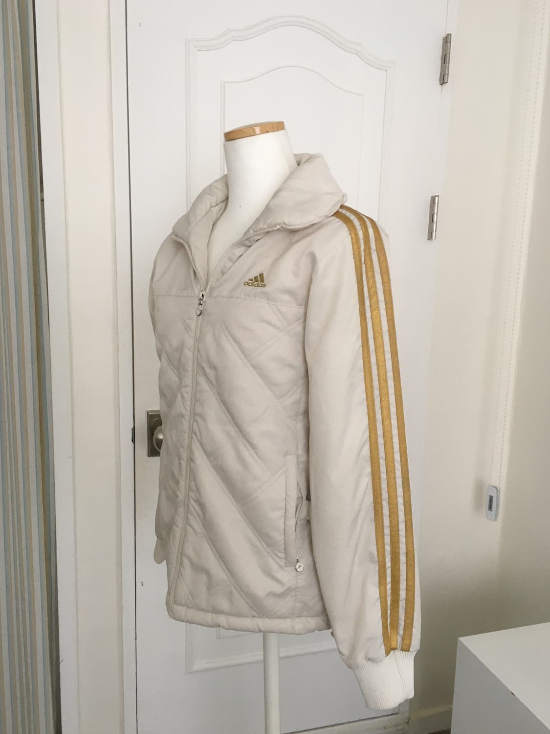 아디다스 빈티지 패딩 점퍼 크림화이트 상품이미지3
