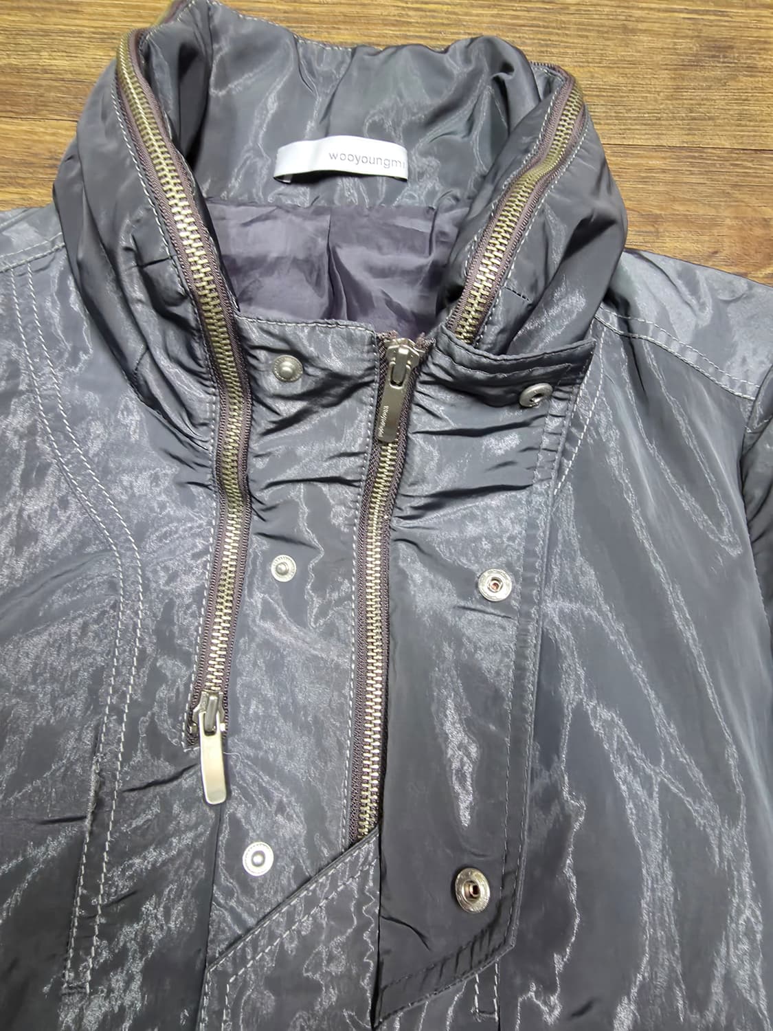 우영미 하이넥 글로시 집업자켓  상품이미지3
