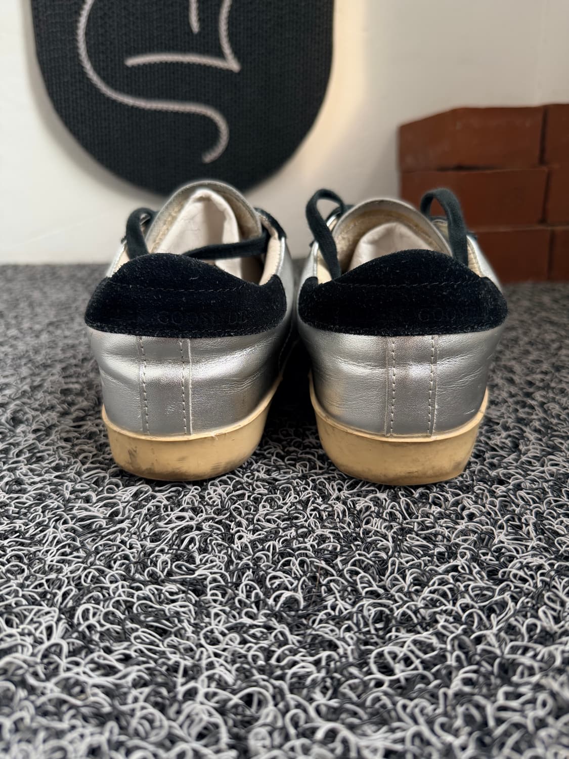 골든구스 슈퍼스타 실버 & 블랙 스웨이드 스니커즈 상품이미지3