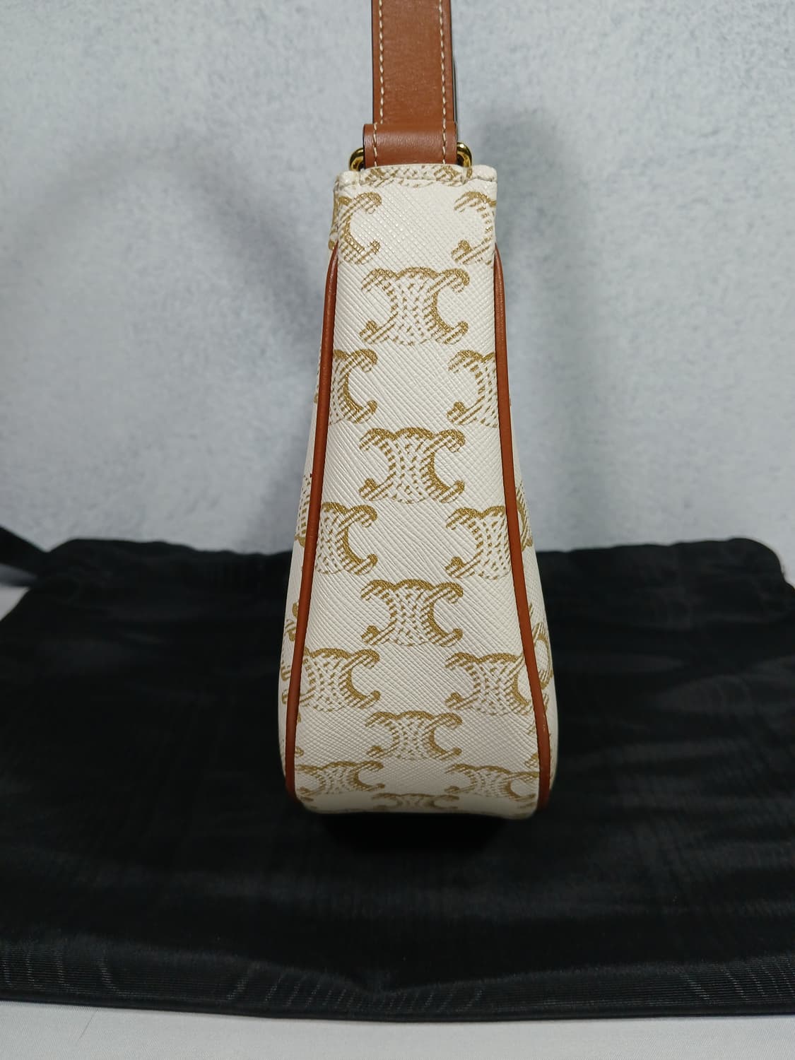 셀린느 트리오페 아바 호보백 193952BZJ 상품이미지6