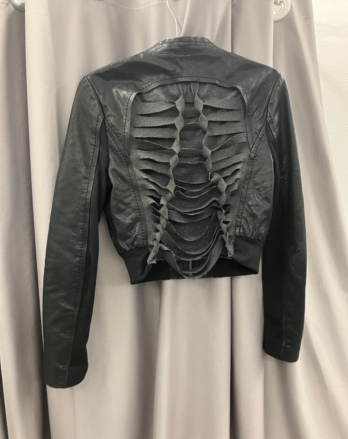 백 패널 트위스트 컷아웃 레더 자켓 상품이미지2