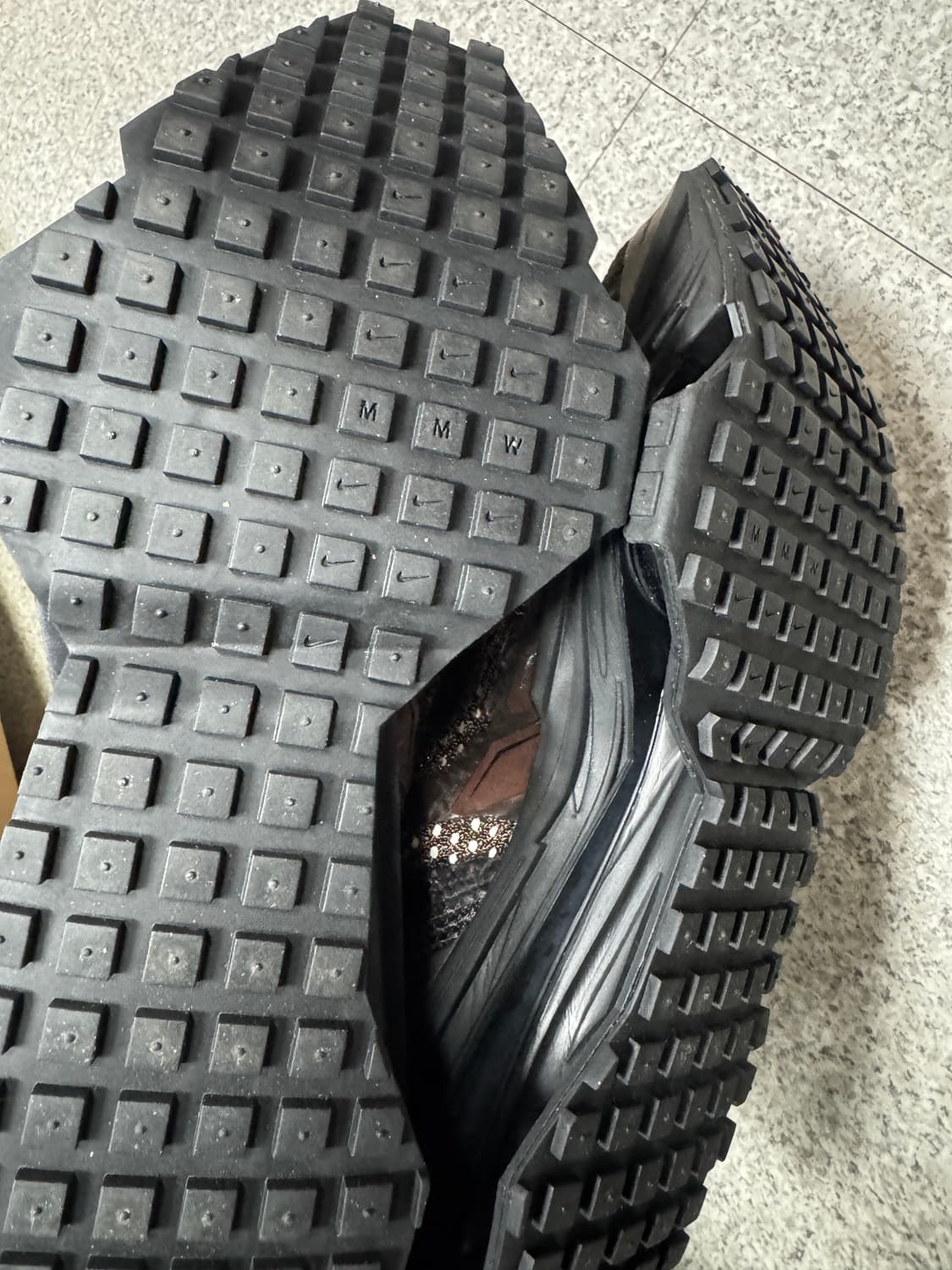 나이키 x 매튜 M 윌리엄스 줌 004 바로크 275사이즈 팝니다 상품이미지2