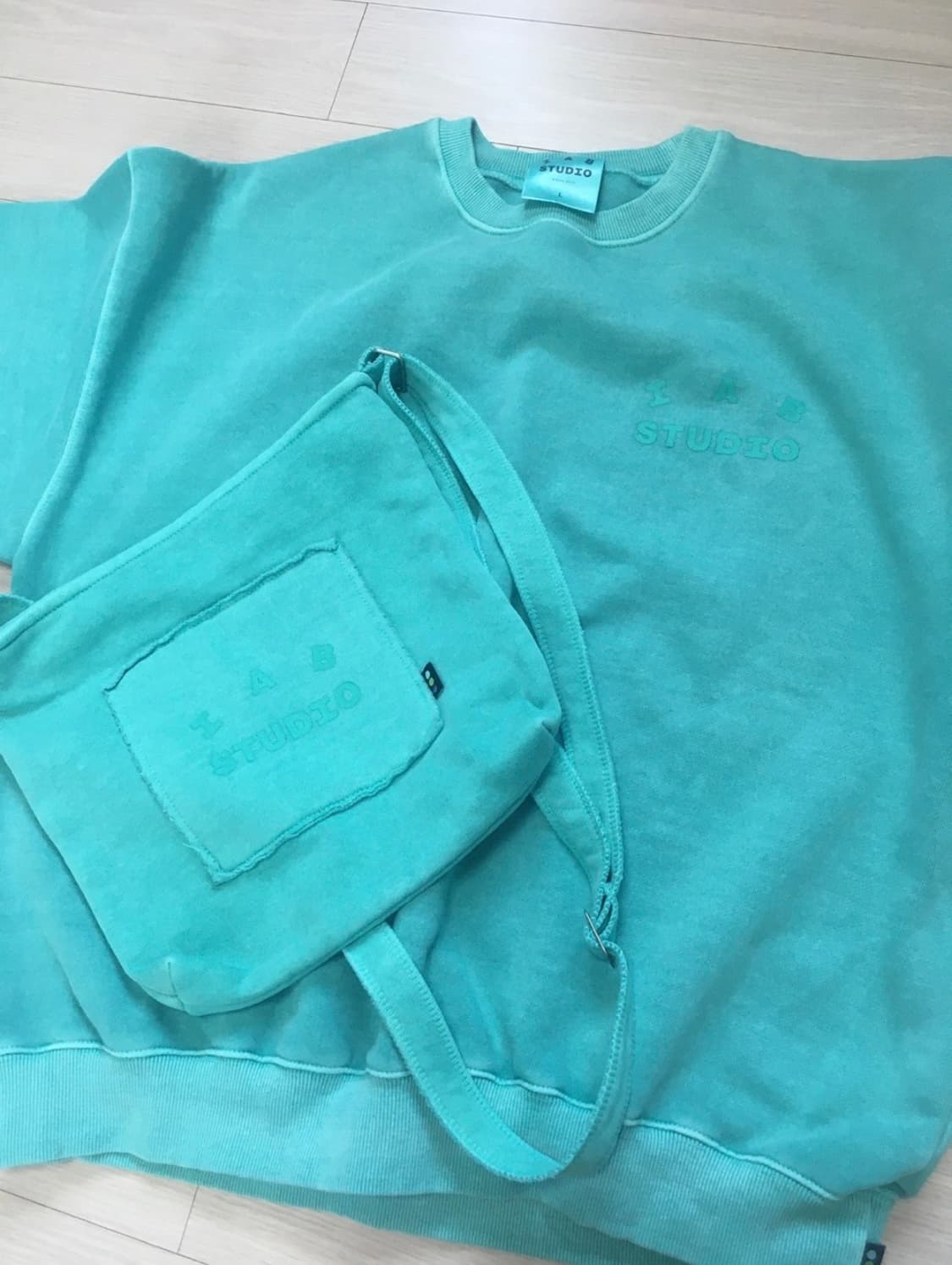 아이앱 스튜디오 피그먼트 스웨트셔츠 & 미니백 제이드 상품이미지2