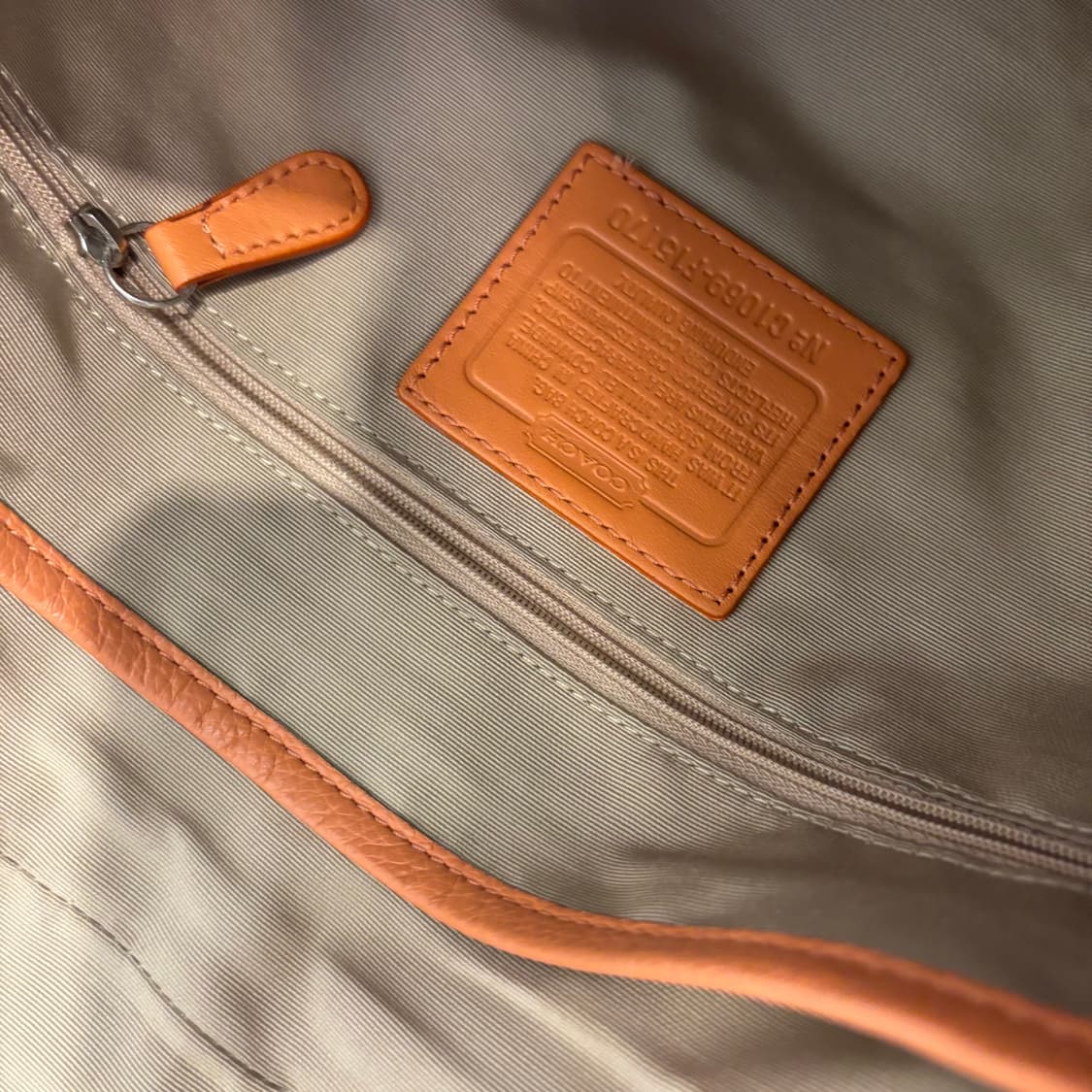 정품 코치 가죽 반달 크로스백     상품이미지8