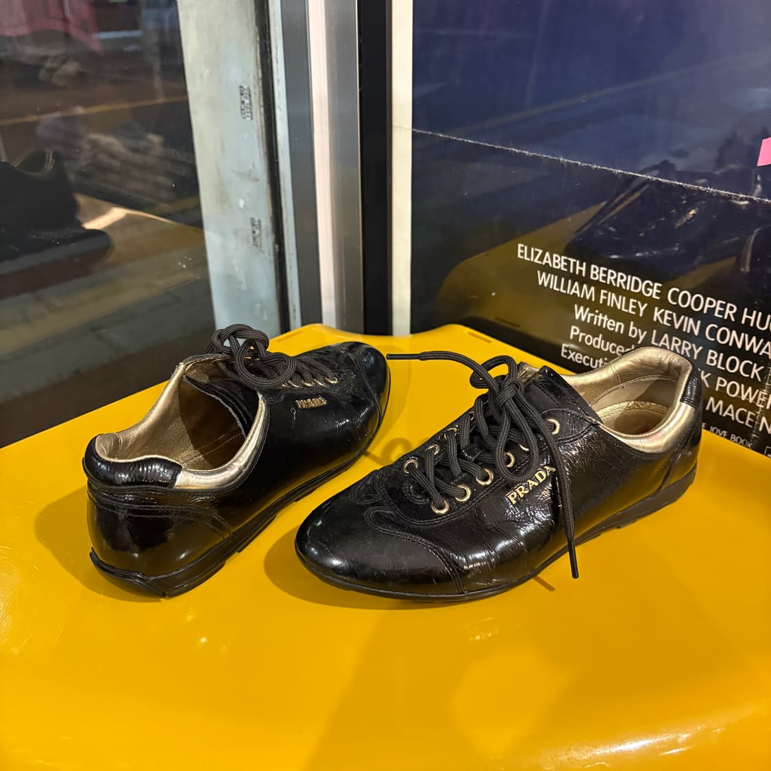 프라다 블랙 에나멜 레더 스니커즈 상품이미지2
