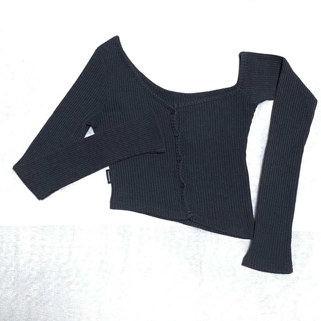 (1회 시착) 쓰리타임즈 원숄더 버튼 가디건 (차콜) 상품이미지2