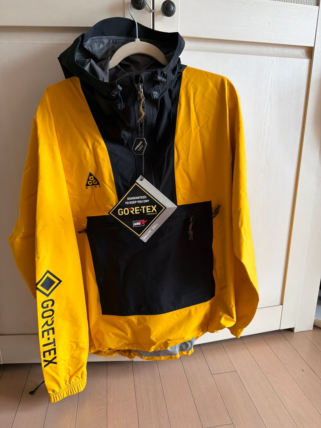 나이키 ACG 고어텍스 팩라이트 자켓 골드 상품이미지1