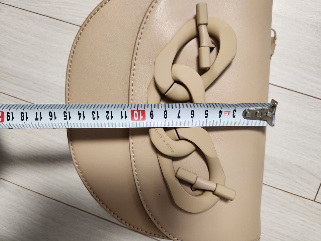 새상품급)찰스앤키스 크로스백

새건데 보관을 잘못해서 바닥에 주름생겼어요 상품이미지9