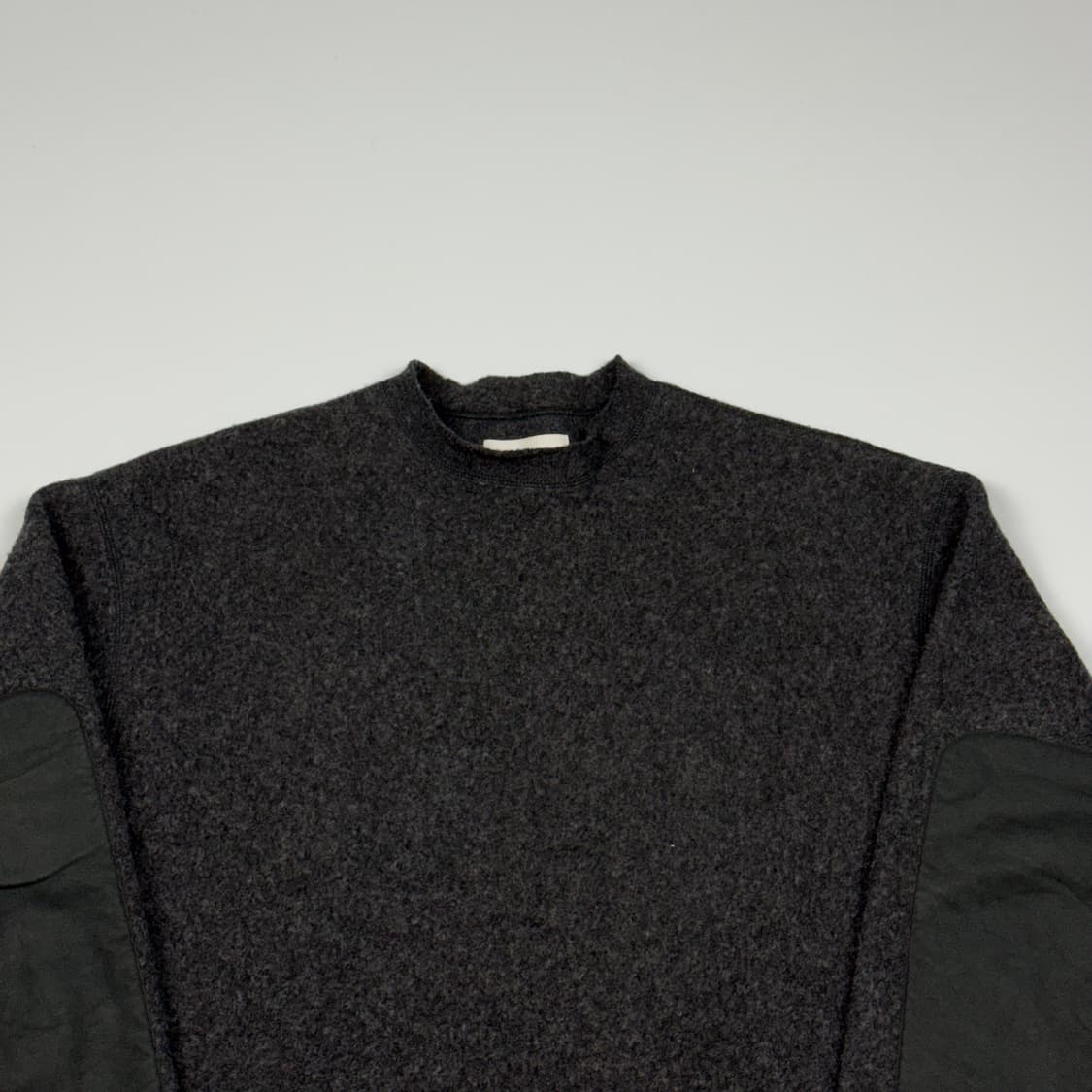 (107) 마카 울 플리스 크루넥 차콜 상품이미지3