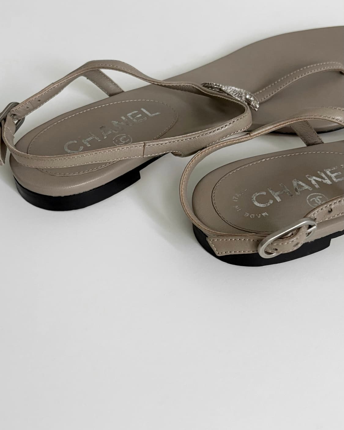 CHANEL 샤넬 CC 큐빅 로고 T스트랩 샌들 - beige/silve 상품이미지6