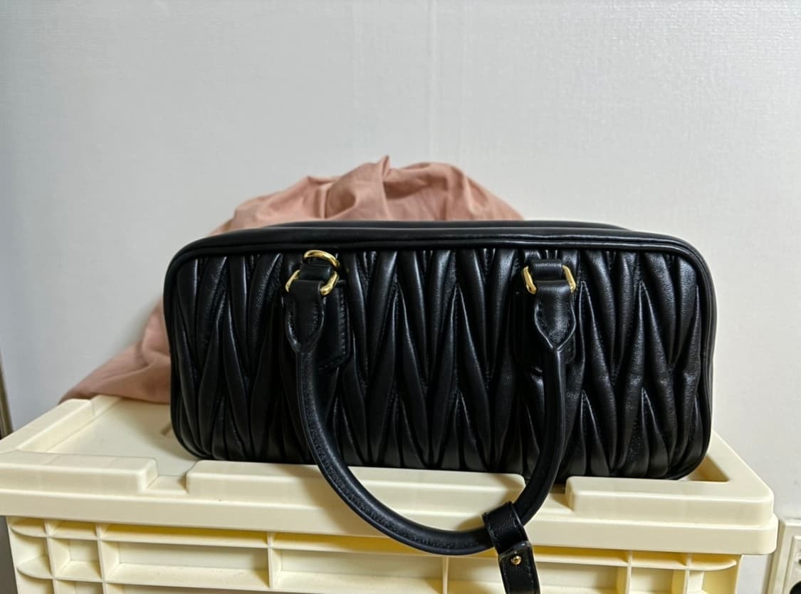 미우미우 아르카디 마테라쎄 나파 레더 미듐 가방 판매 상품이미지2