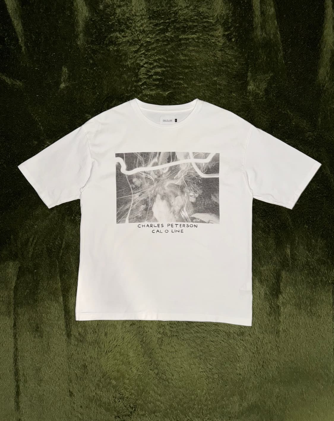 [L] CAR O LINE 칼오라인 X 찰스 피터슨 포토 티셔츠 화이트 상품이미지1