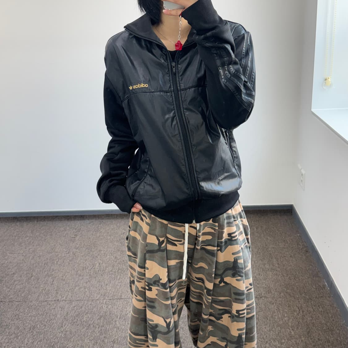 Adidas 아디다스 골드 로고 블랙 점퍼 상품이미지1