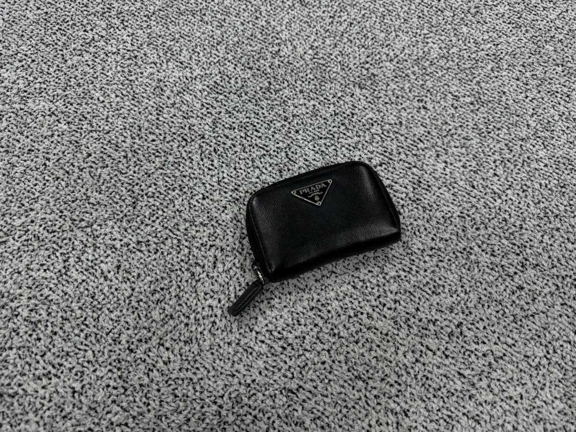 프라다 사피아노 삼각로고 지퍼 키지갑 상품이미지1