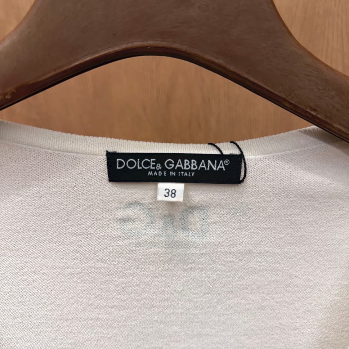 돌체앤가바나 랩 니트 가디건 긴팔 크롭 로고 프린팅 디테일 화이트 상품이미지8