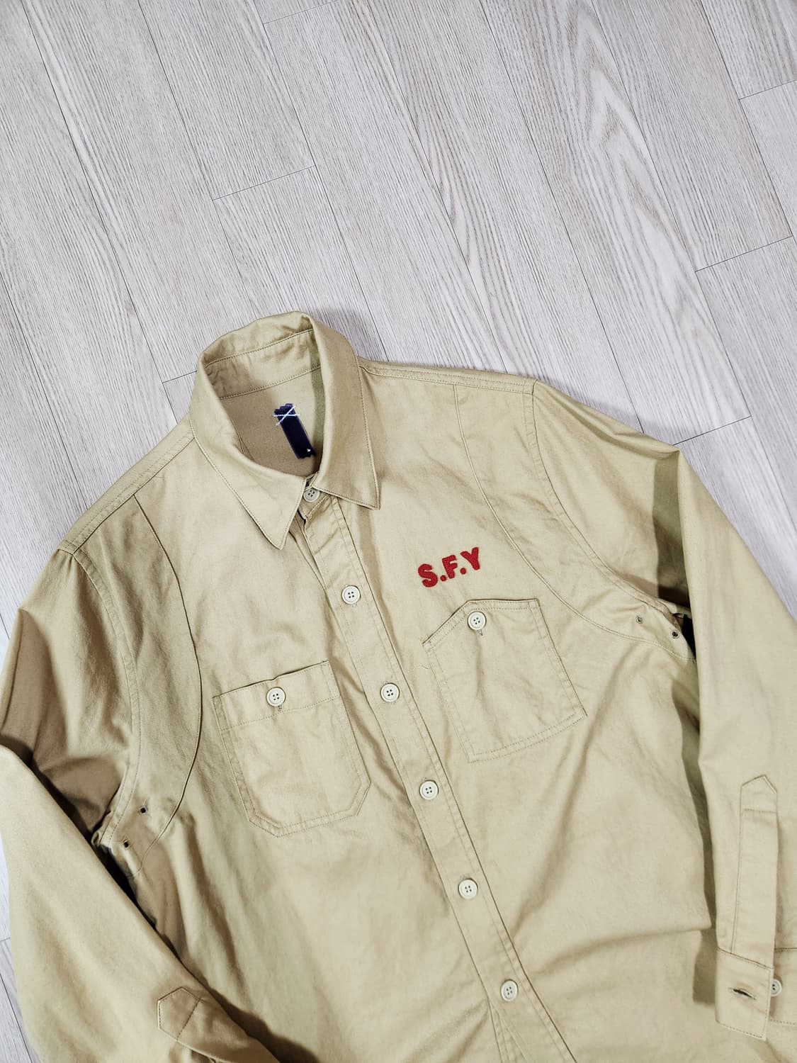 SIFURY 카멜 더블 포켓 체인 자수 셔츠 상품이미지2