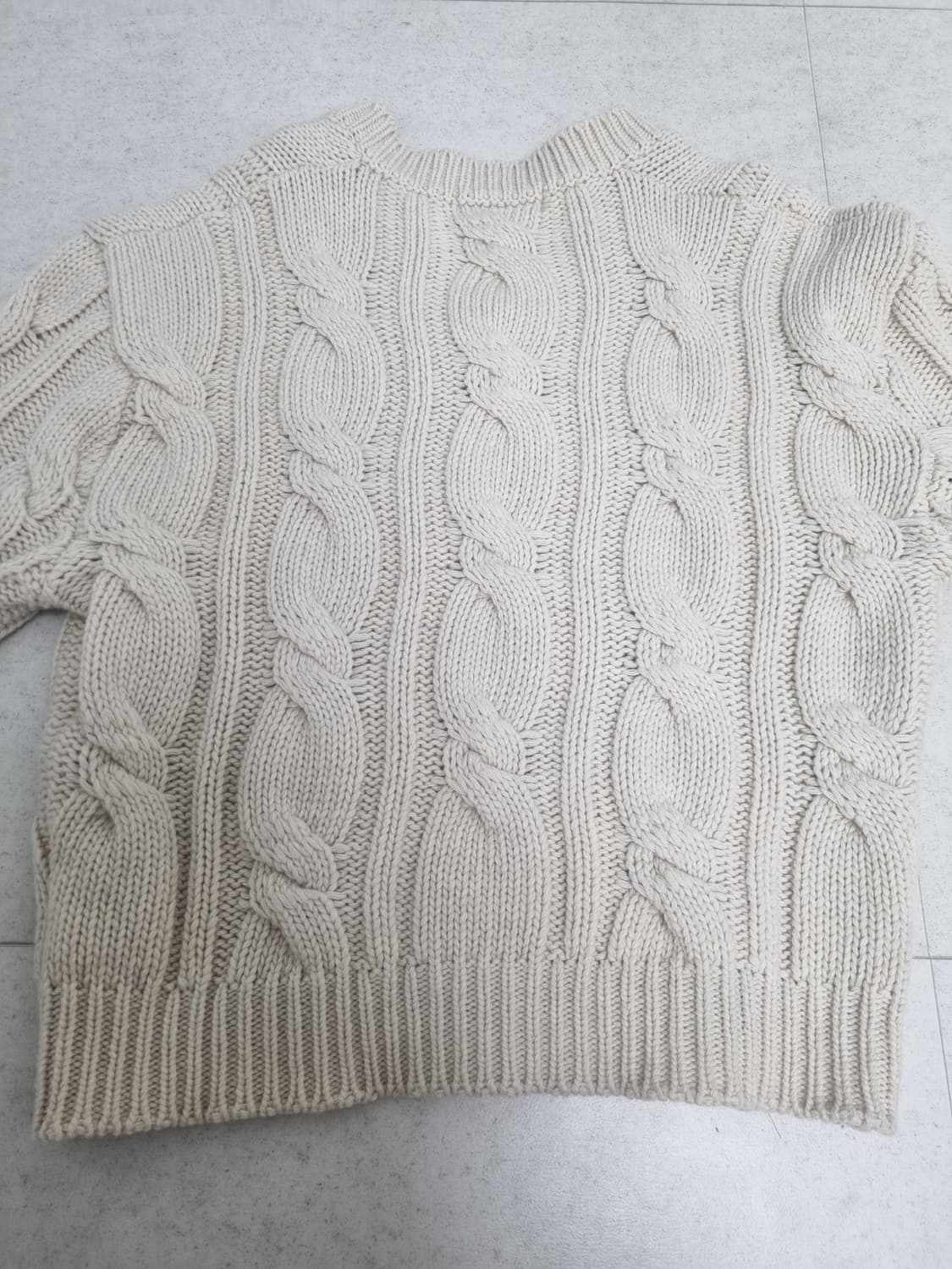 틸아이다이 브이넥 니트 상품이미지8