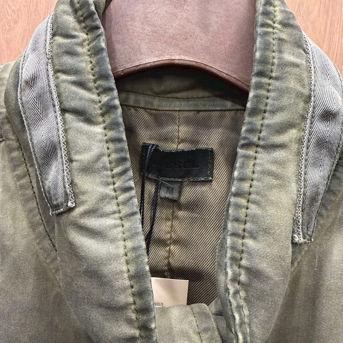 디젤 필드 자켓 밀리터리 패치 포켓 퀄팅 숄더 디테일 레귤러핏 카키 상품이미지7