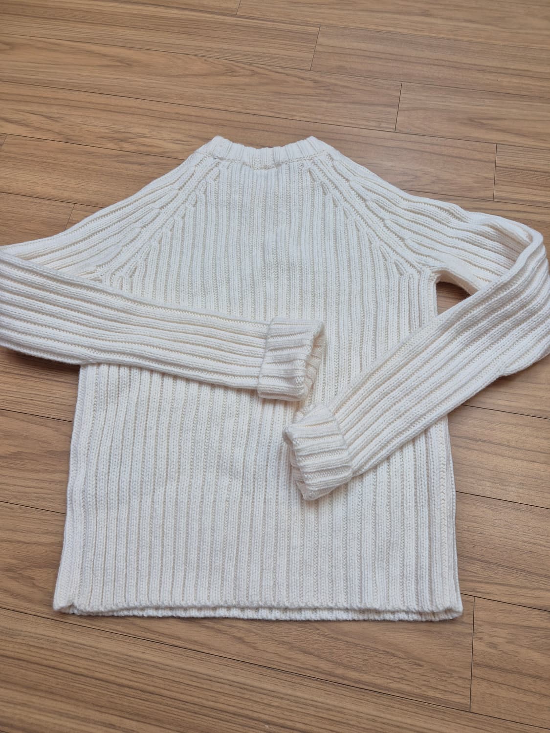 유니클로 JW 앤더슨 콜라보 골지 니트입니다. 아이보리 색상이라 어느 옷 상품이미지2