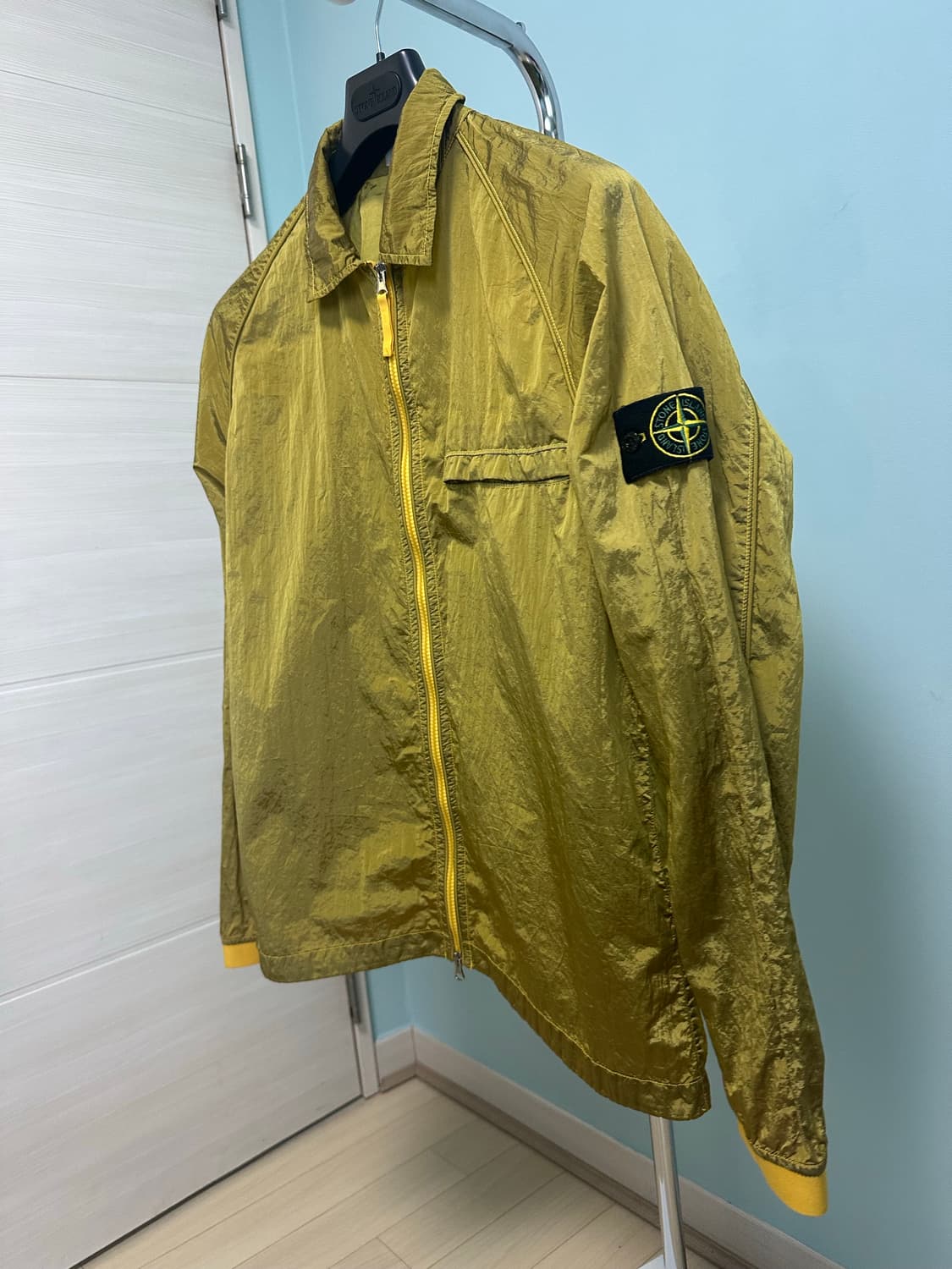 스톤아일랜드 22ss 나일론메탈 패커블 오버셔츠 옐로우L 상품이미지1