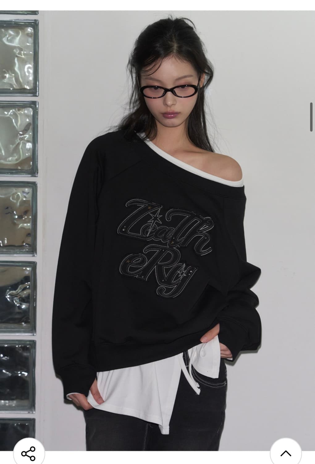 (FREE) 레더리 오프숄더 아플리케 스웻셔츠 [BLACK 상품이미지8