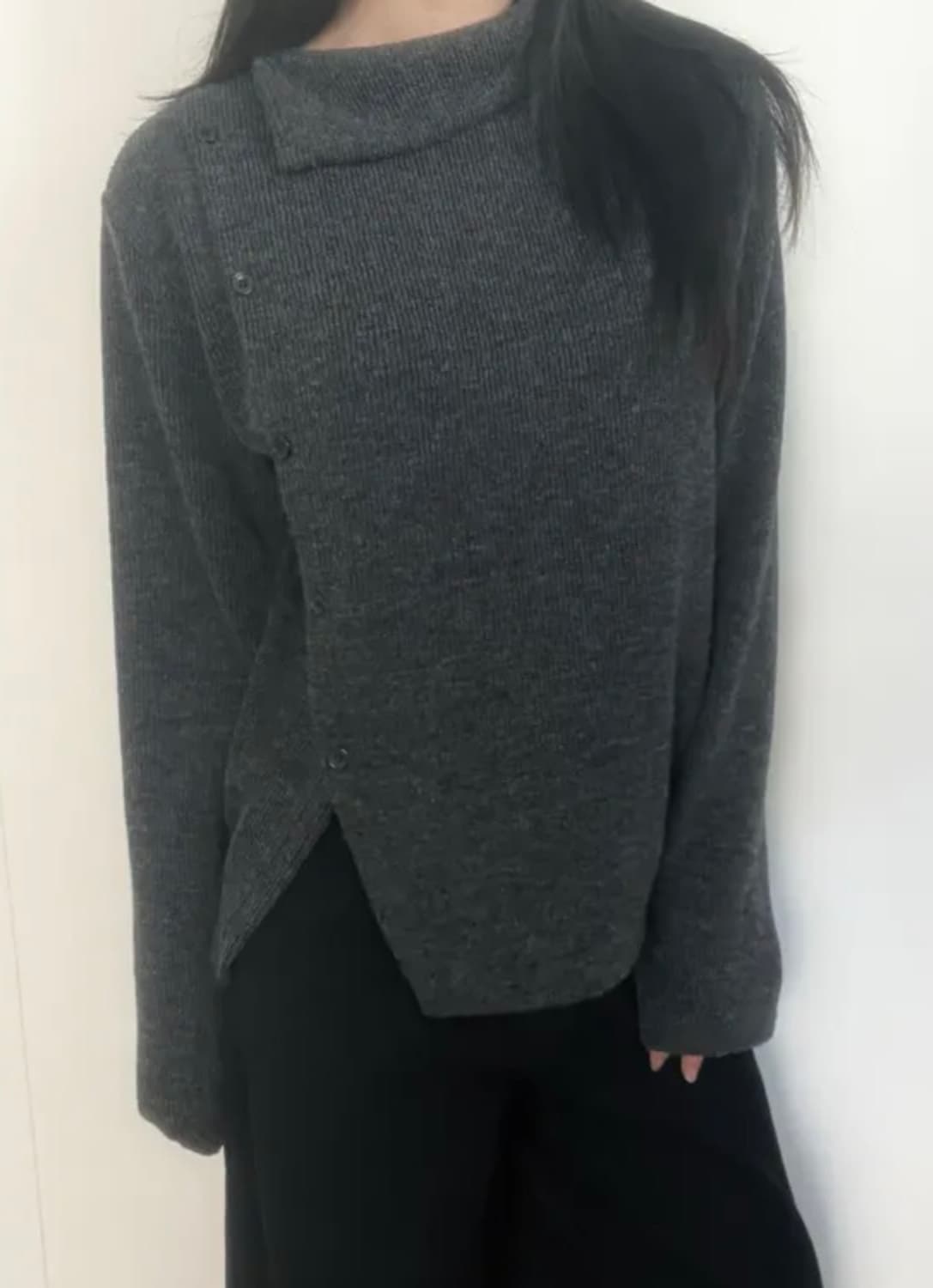 모브앤로지 보카시 버튼 슬릿 폴라 니트티 차콜(새옷) 상품이미지2