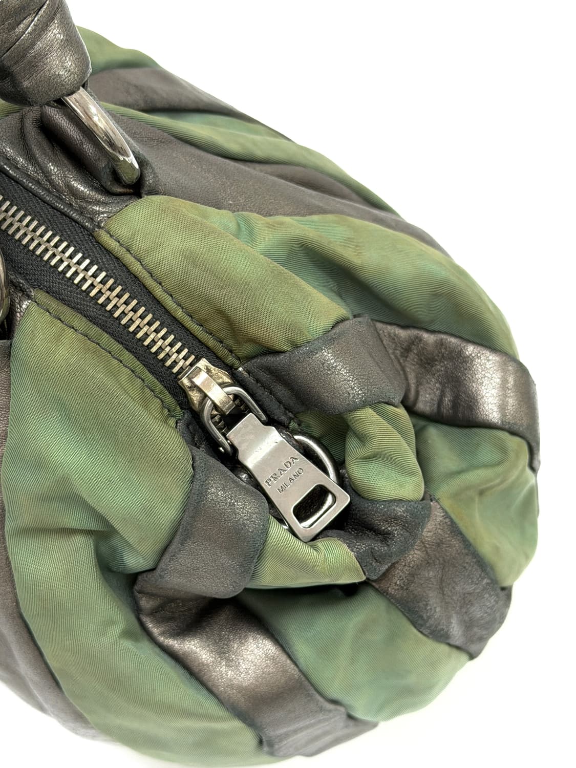프라다 메탈릭 레더 & 나일론 스트라이프 토트백 상품이미지6