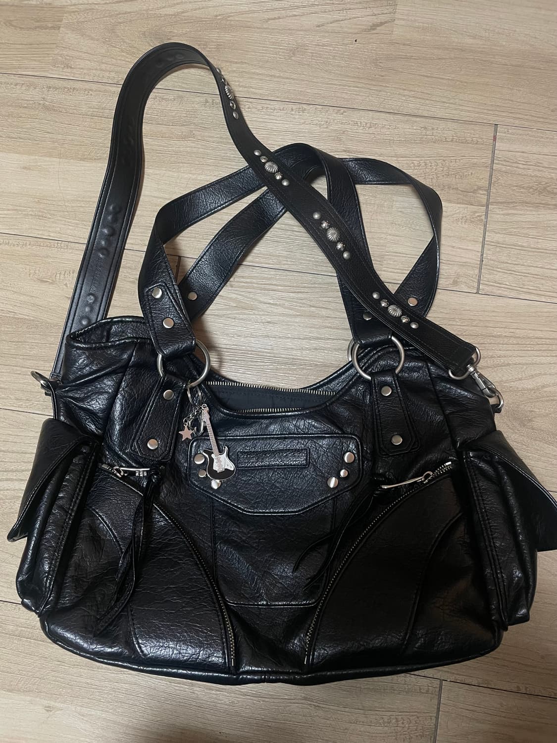 이우가마카라스 스터드레더숄더백 블랙 상품이미지3