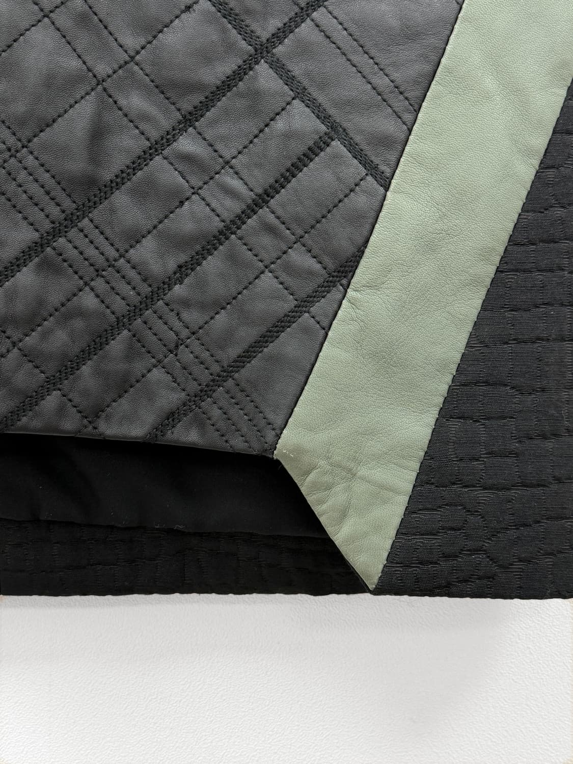 프린 라인 퀼팅 레더 패널 스커트 상품이미지3