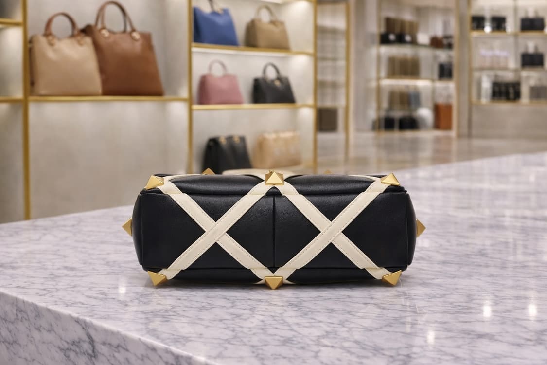 [S급] 발렌티노 로만 스터드 금장 장식 라지 숄더백 판매합니다!!! 상품이미지3