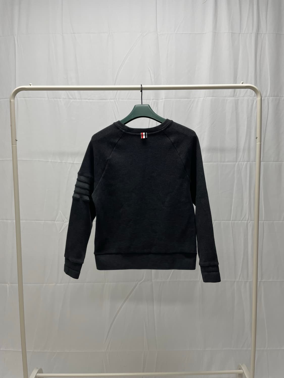 톰브라운 사선완장 래글런 와플 니트 맨투맨 차콜 [3] 상품이미지2