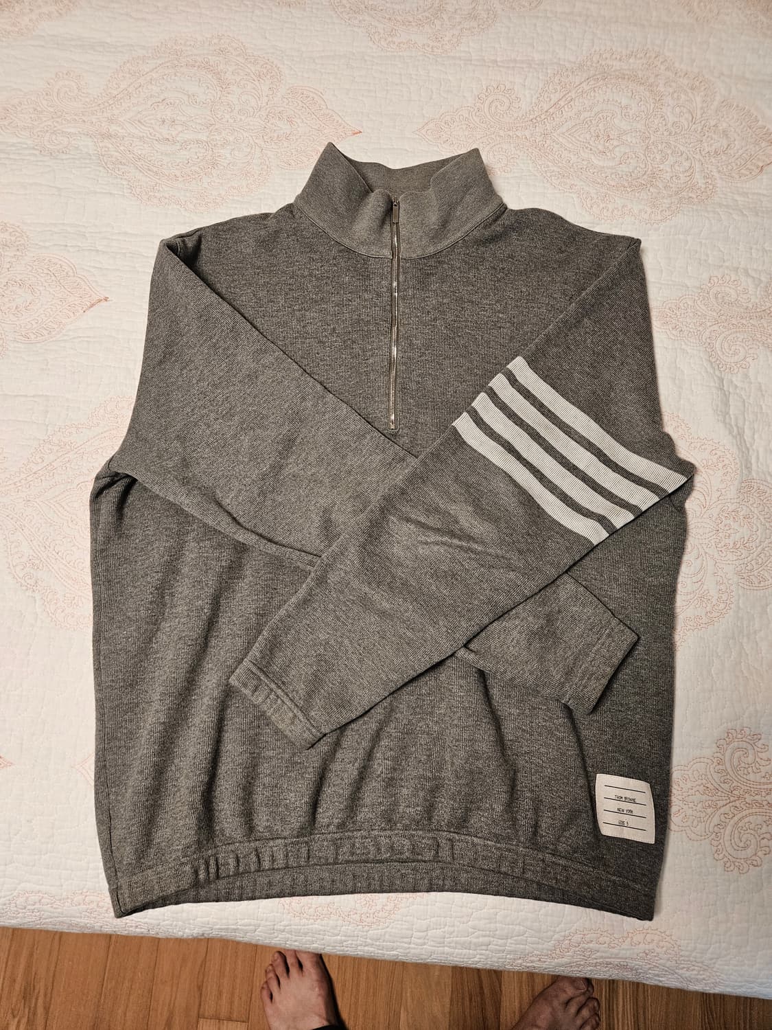 톰브라운 4선 반집업 그레이 색상 5사이즈 판매합니다! 상품이미지1