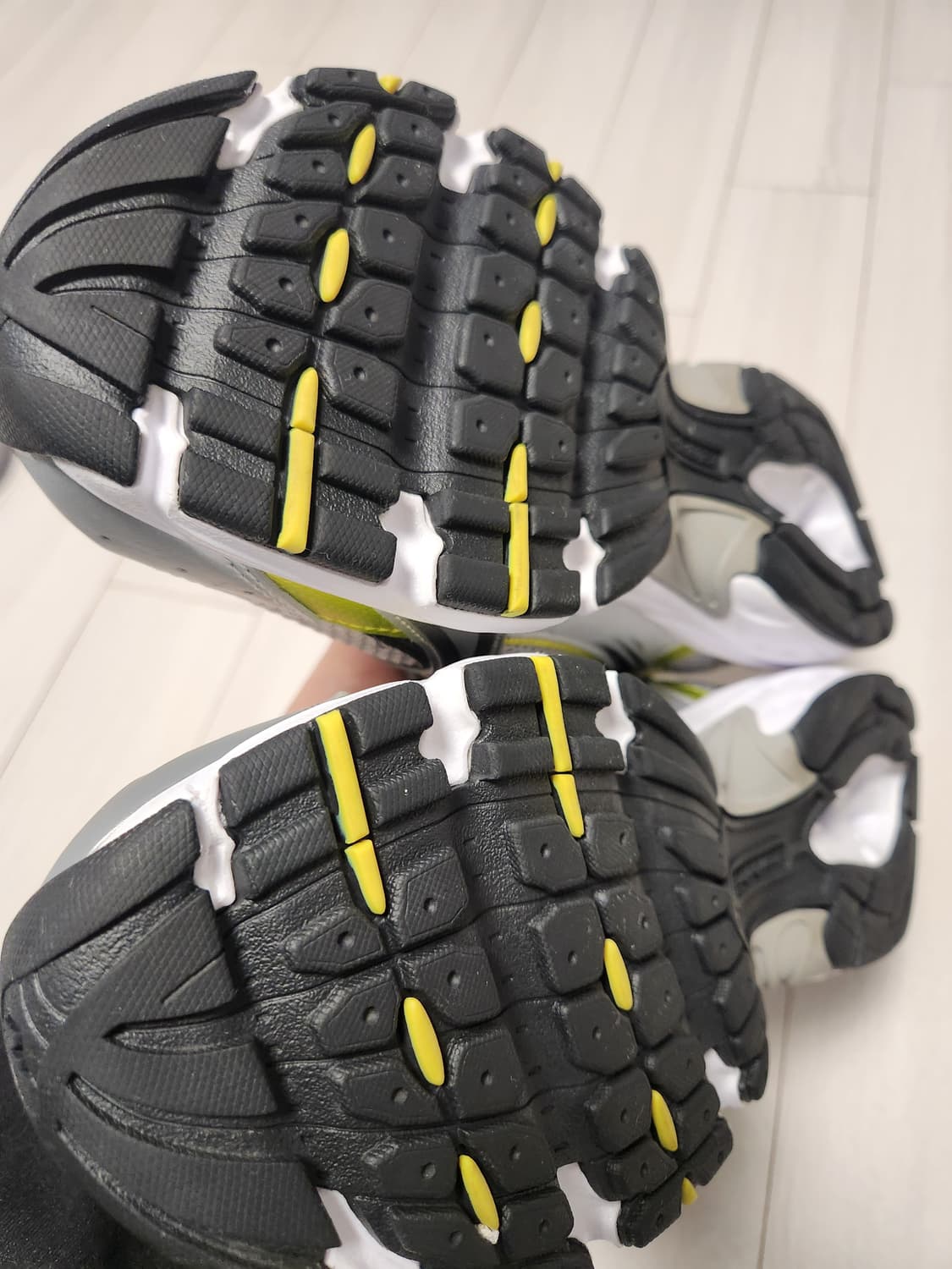 뉴발란스 530 실버 옐로우 운동화 사이즈275

거의 새거오염 하자없이 상품이미지6