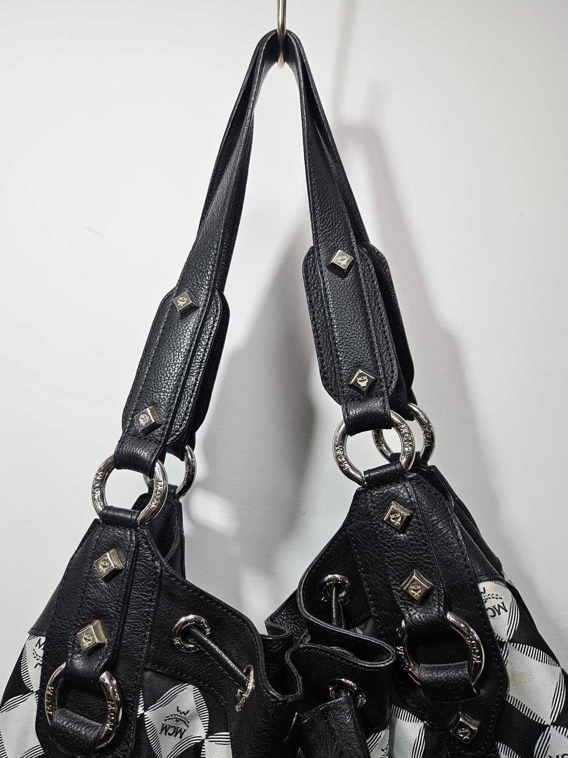 MCM 모노그램 블랙&화이트 숄더겸 토드백 상품이미지8