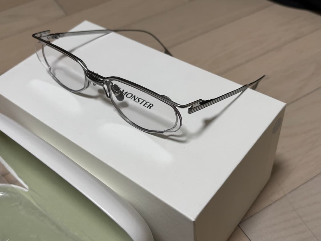 젠틀몬스터 안경 DON 02 실버색상 판매합니다. 상품이미지5