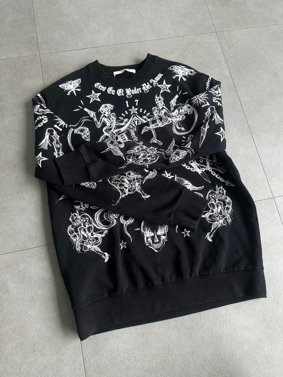 지방시 블랙스쿨 타투 올오버 맨투맨 상품이미지4