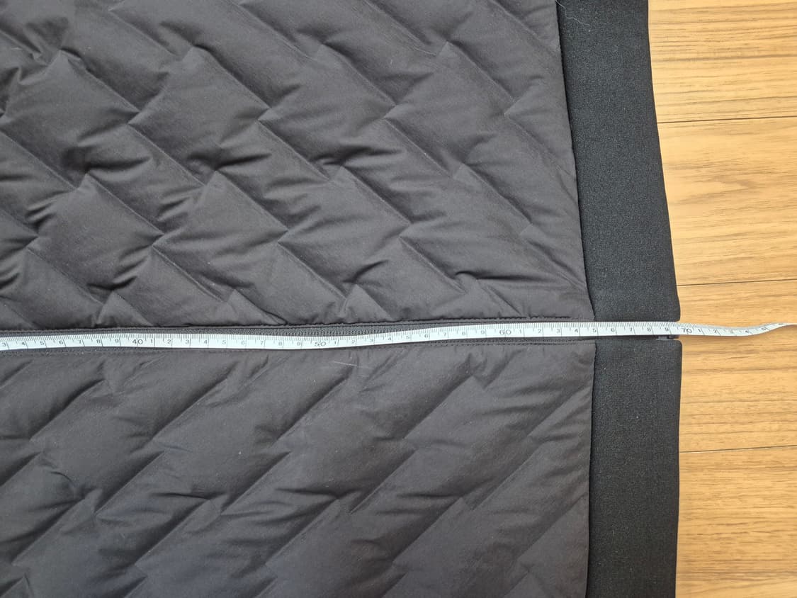 블랙 색상의 데상트 남성 경량 패딩입니다. 스타일 번호는 SO423TKT 상품이미지3