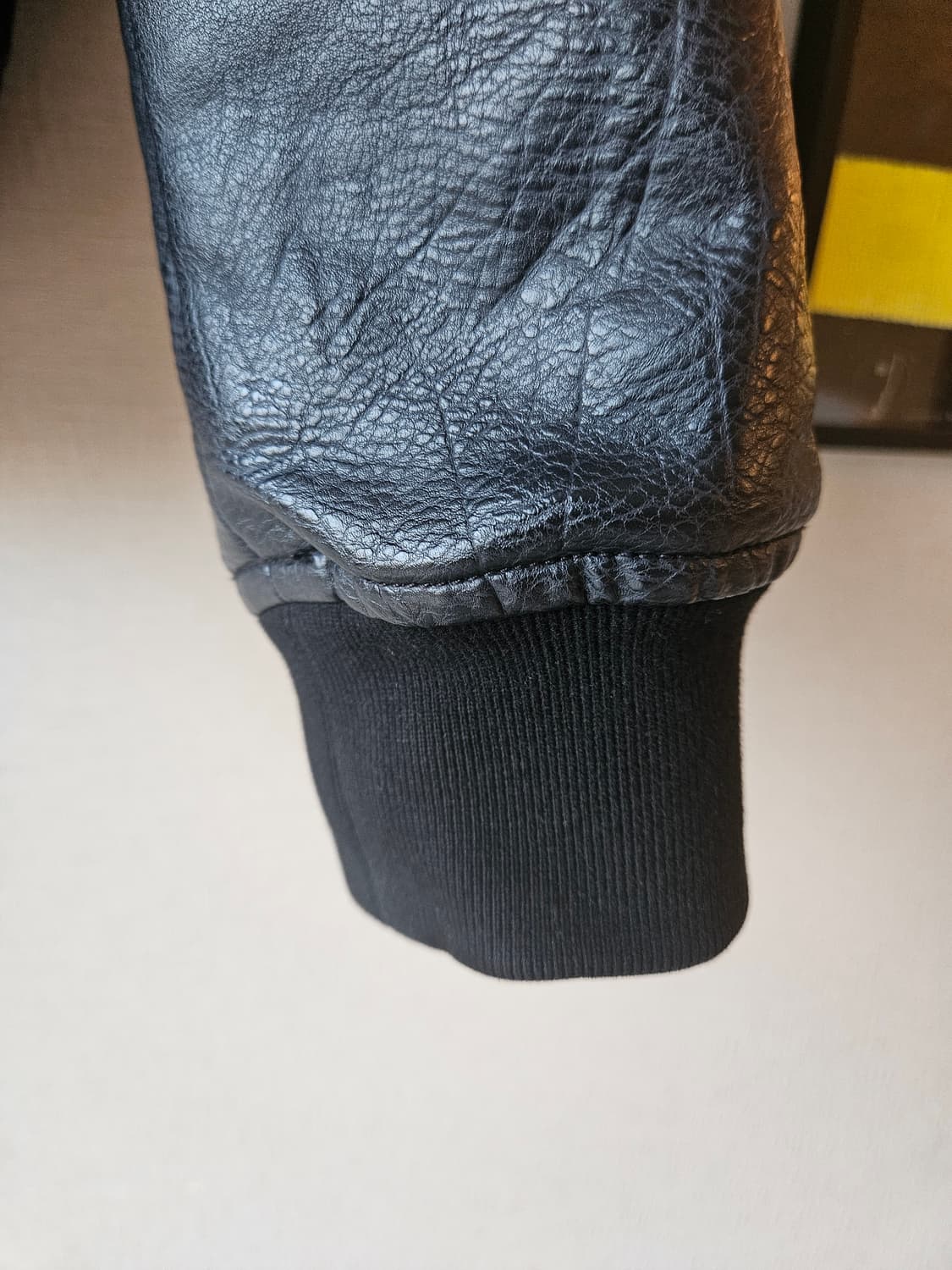 엠포리오 아르마니 블랙 가죽 배색 자켓입니다
- 사이즈는 M 입니다
-  상품이미지5