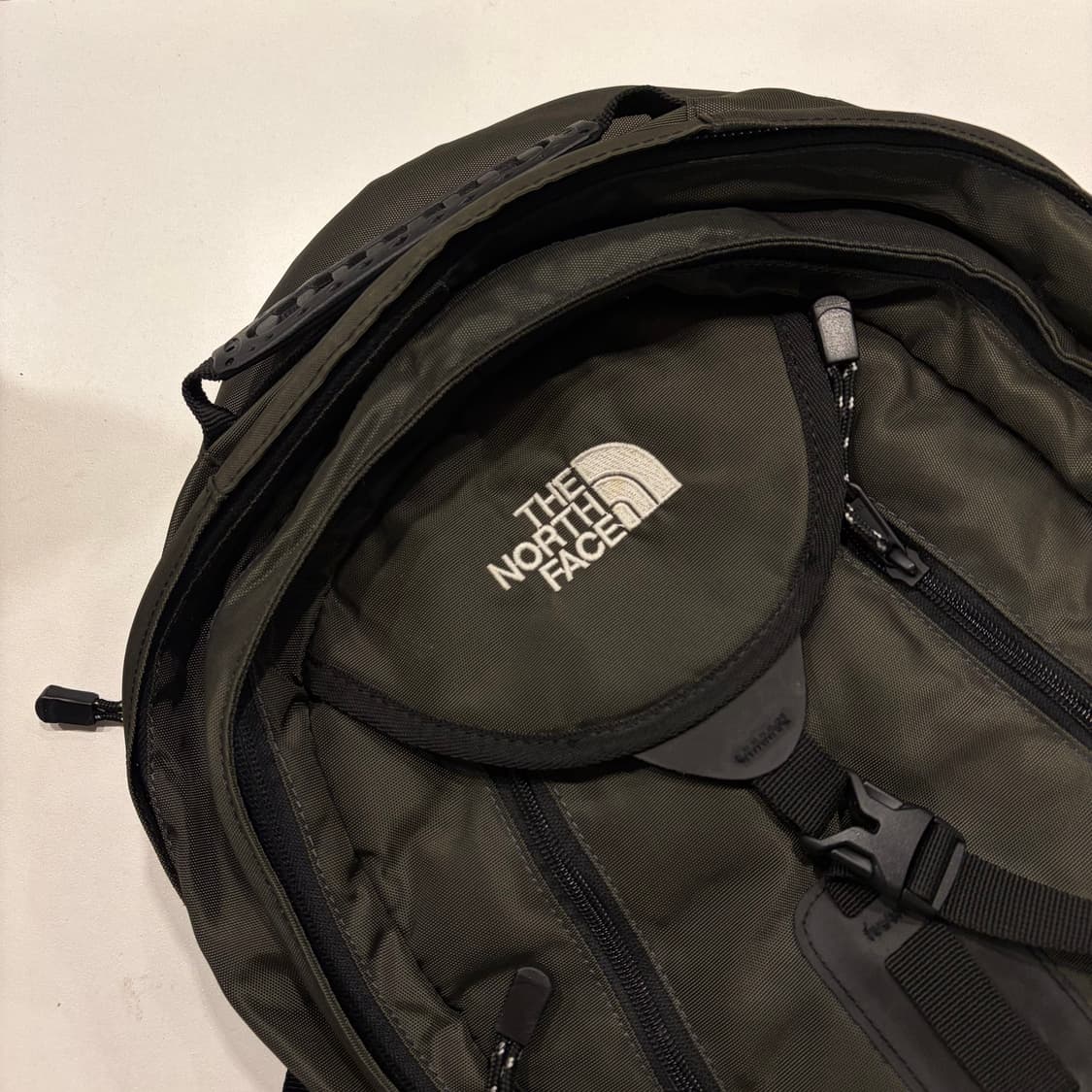 노스페이스 Surge 백팩 블랙/카키 상품이미지3