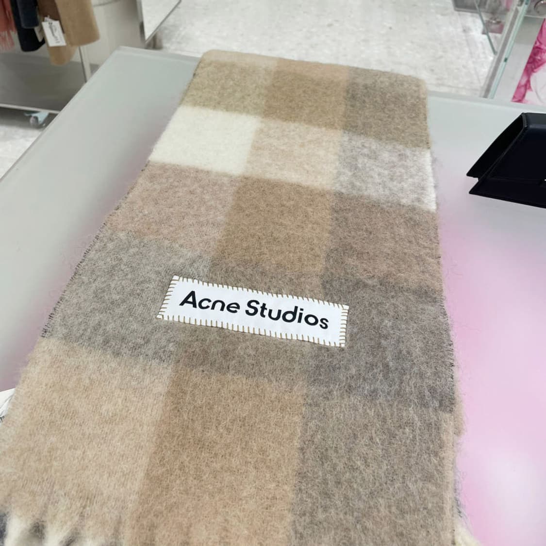 아크네 스튜디오 체크 모헤어 머플러  상품이미지1