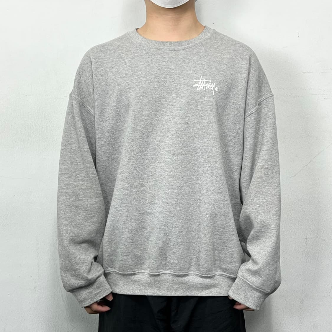 스투시 베이직로고 오버사이즈 스웻 맨투맨 그레이 상품이미지3