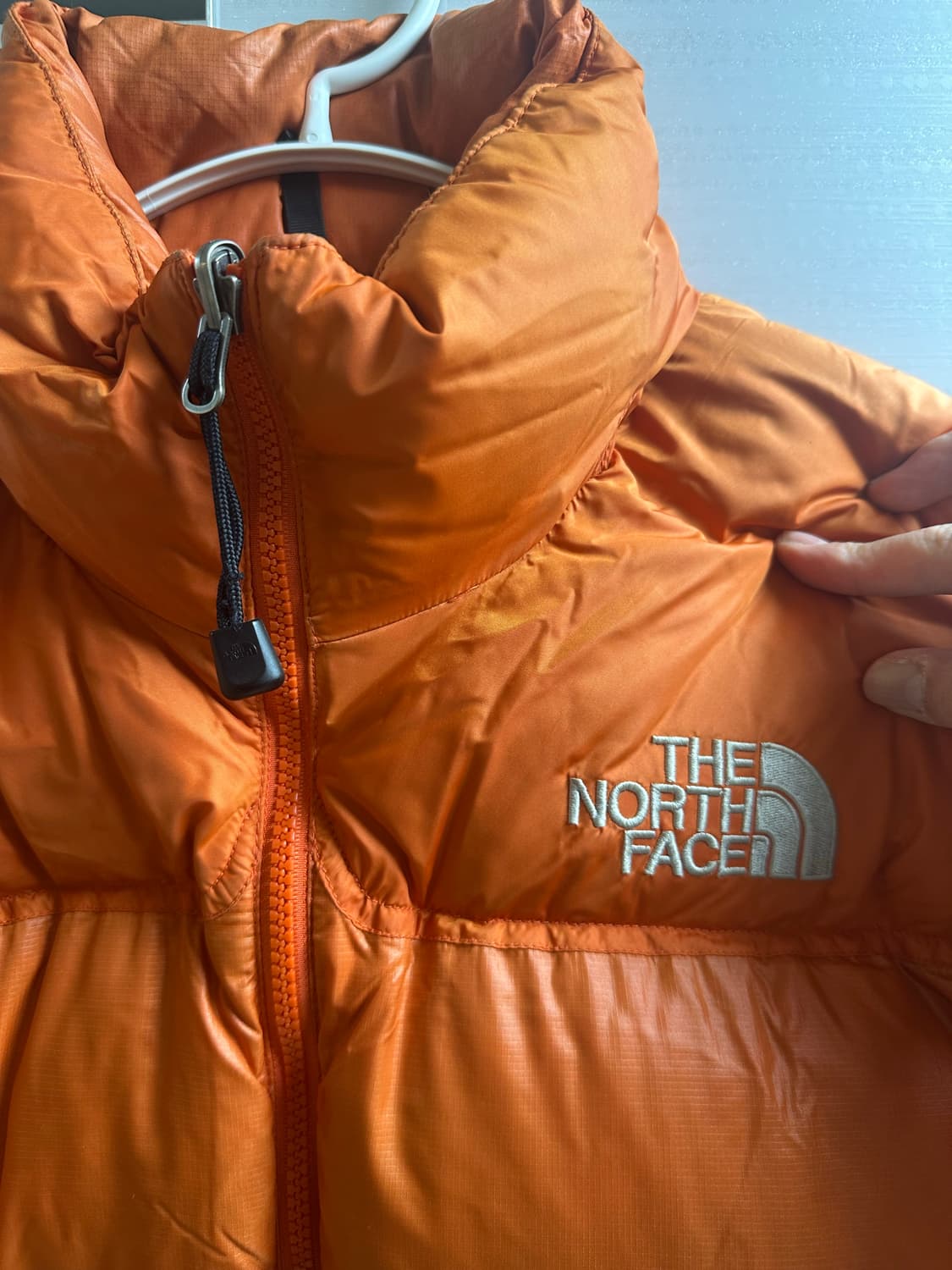 NORTHFACE 노스페이스 주황 오렌지 중앙 로고 눕시 패딩 상품이미지2
