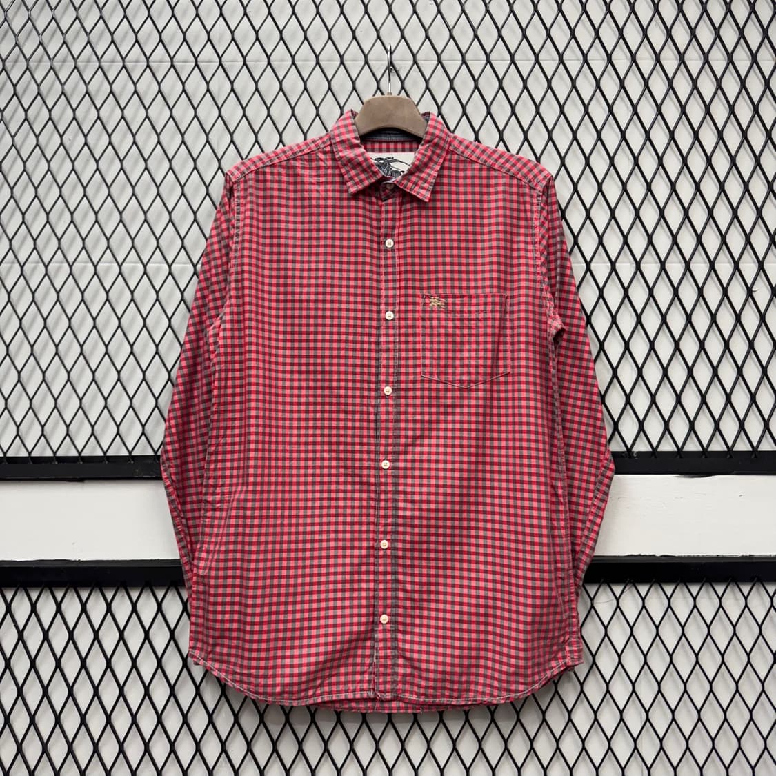 버버리 도트 체크 긴팔 셔츠 금장 로고 원포켓 디테일 레드 상품이미지1