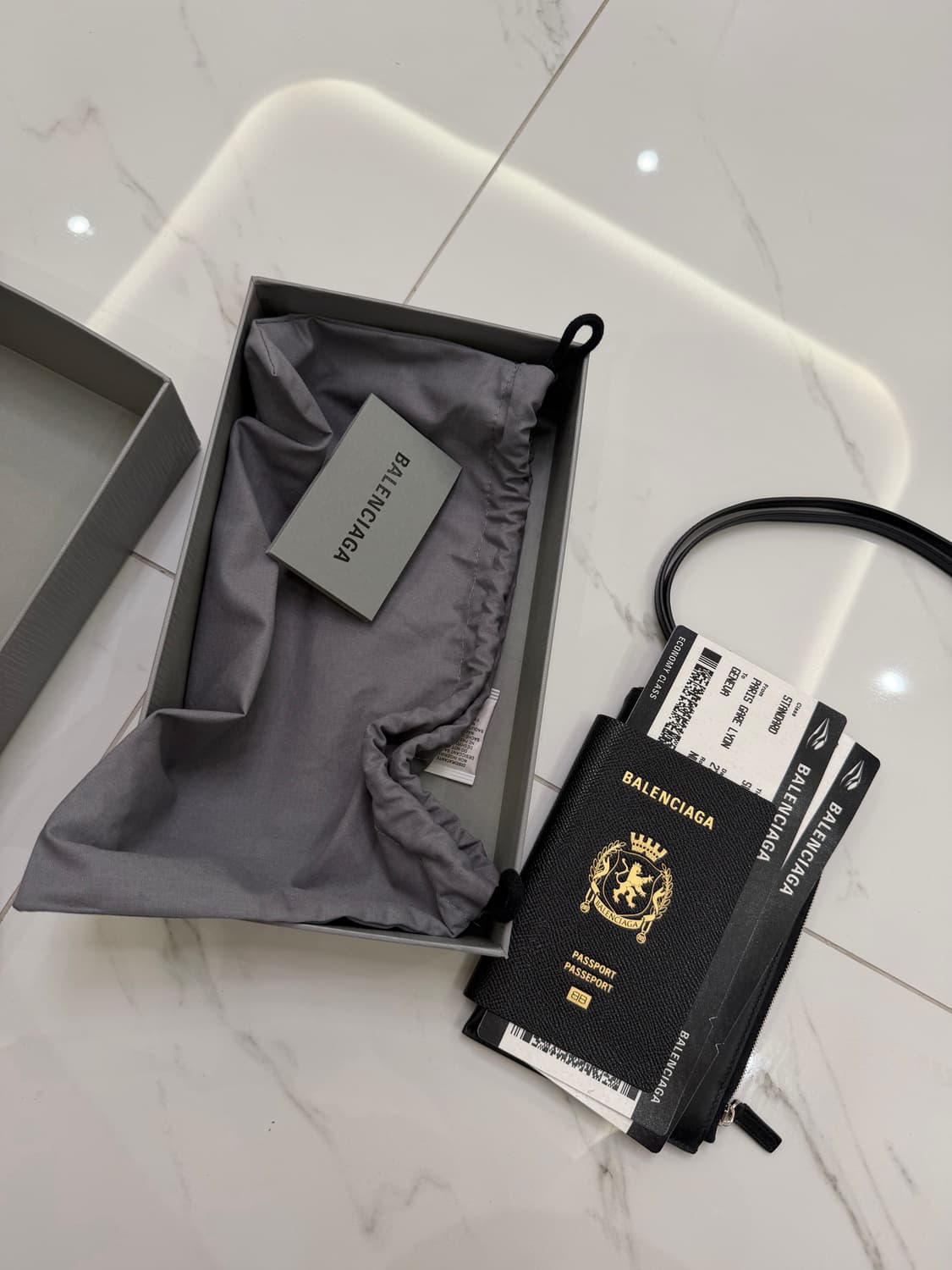 발렌시아가 패스포트 지갑 상품이미지4