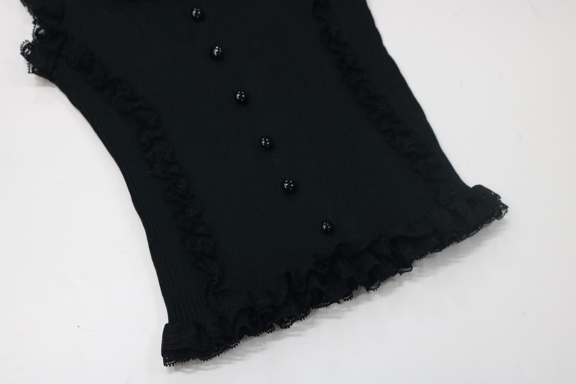 블랙 레이스 프릴 버튼 골지 슬리브리스 상품이미지5