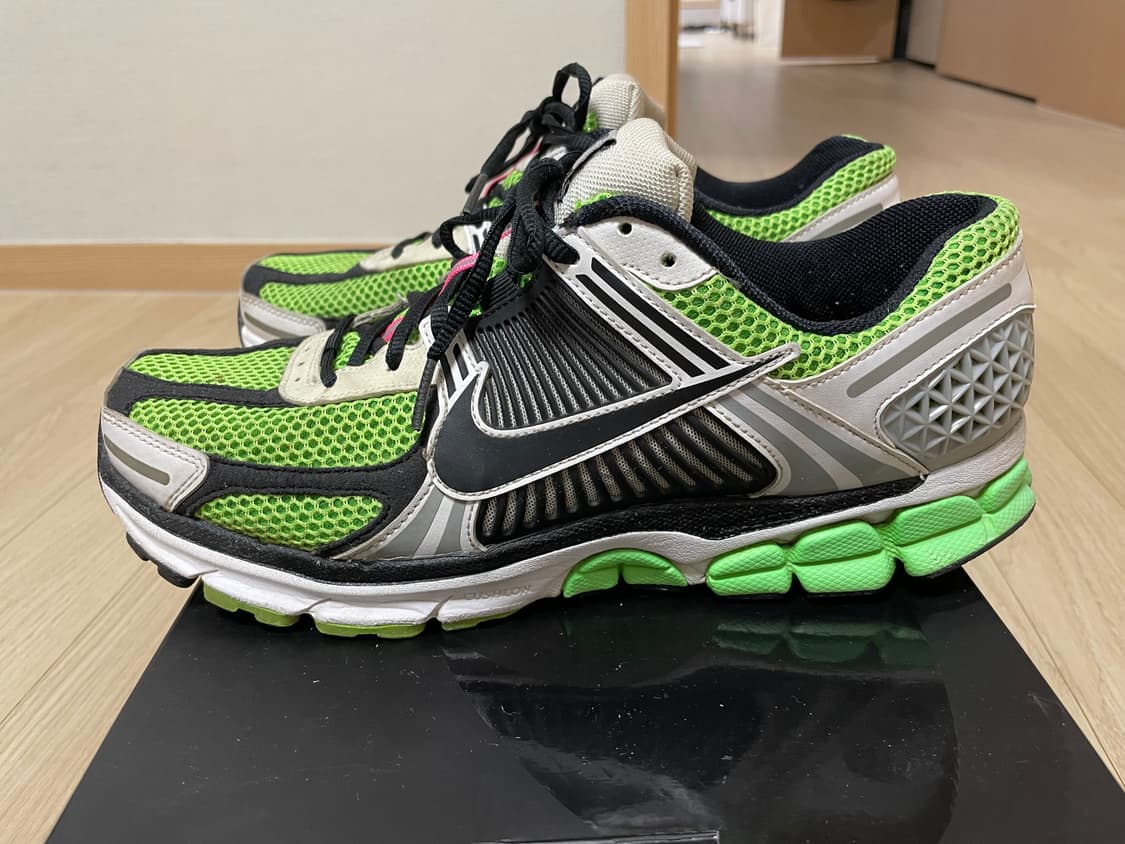 [275] 나이키 줌보메로5 일렉트릭 그린 상품이미지4