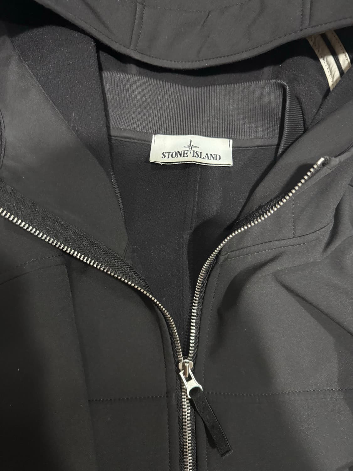 [당일출고,새상품급] 스톤아일랜드 소프트쉘 바람막이 L 상품이미지3